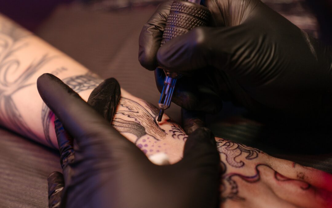 Descubre cómo aprender a tatuar y fórmate como tatuador profesional