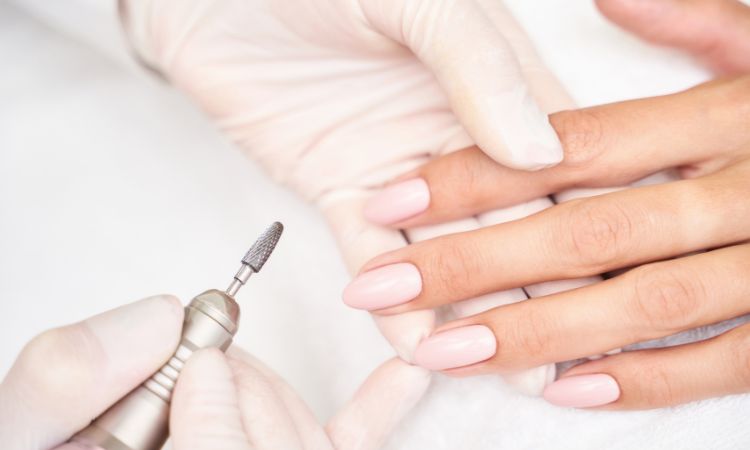 Descubre cómo hacer manicura paso a paso, el orden correcto para cuidarte las uñas y las técnicas más populares.